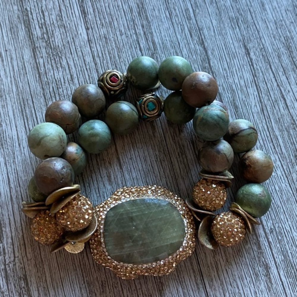 Double strand bracelet, small beads, has large middle natural stone green